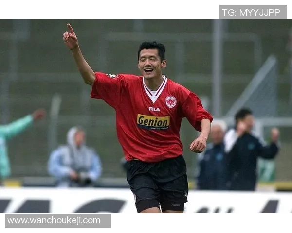 大胡子足球明星风采展现:从绿茵场到球迷心中不可或缺的传奇人物 大胡子足球明星风采展现:从绿茵场到球迷心中不可或缺的传奇人物