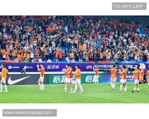 足球明星温情送衣举动传递力量点燃球迷热情感动无数人